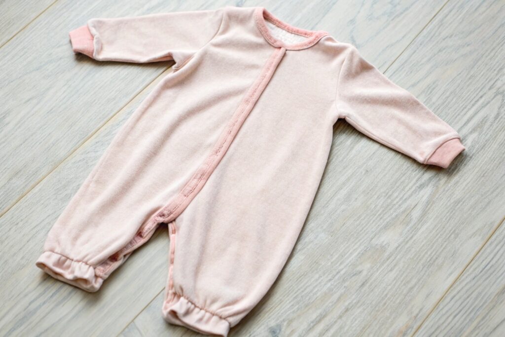 Baby onesie with soft seams
